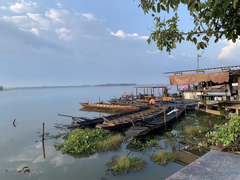 เรือประมงริมกว๊าน