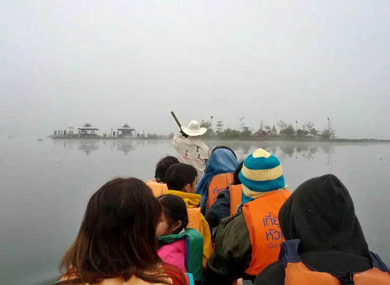 เส้นทางเรือสู่วัดติโลกอารามกลางกว๊าน