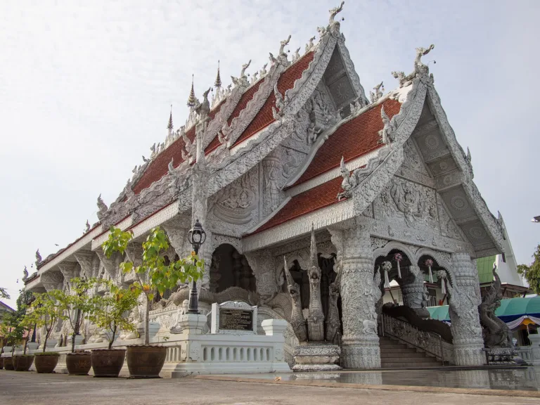 อุโบสถปูนปั้นสีขาว