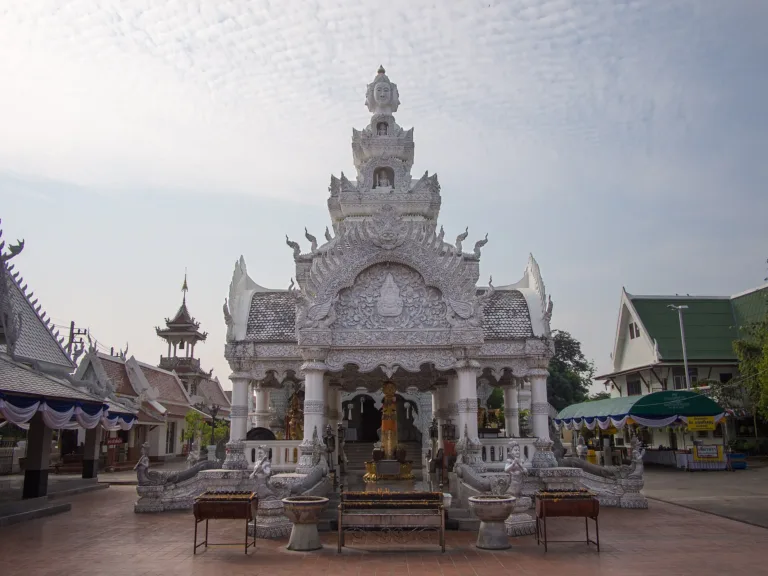 ซุ้มประตูปูนปั้นสีขาว
