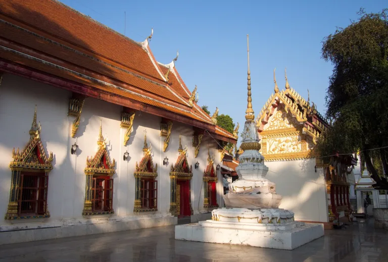 วัดพระแท่นศิลาอาสน์