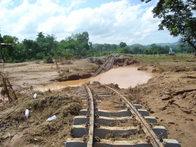 ทางรถไฟที่บ้านด่านนาขามขาดจากน้ำป่าปี 2549