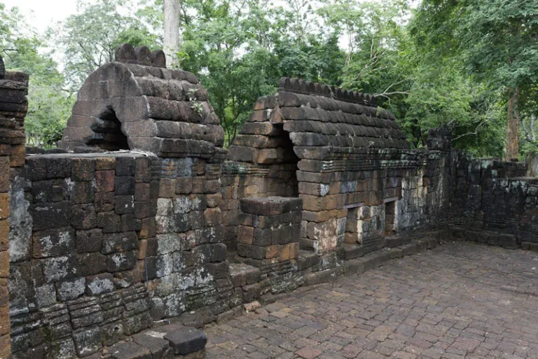 กำแพงและคูน้ำ