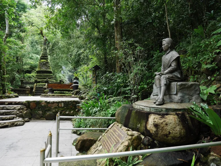 บริเวณจุลศิรจุมพฏเจดีย์ ใกล้น้ำตกพลิ้ว