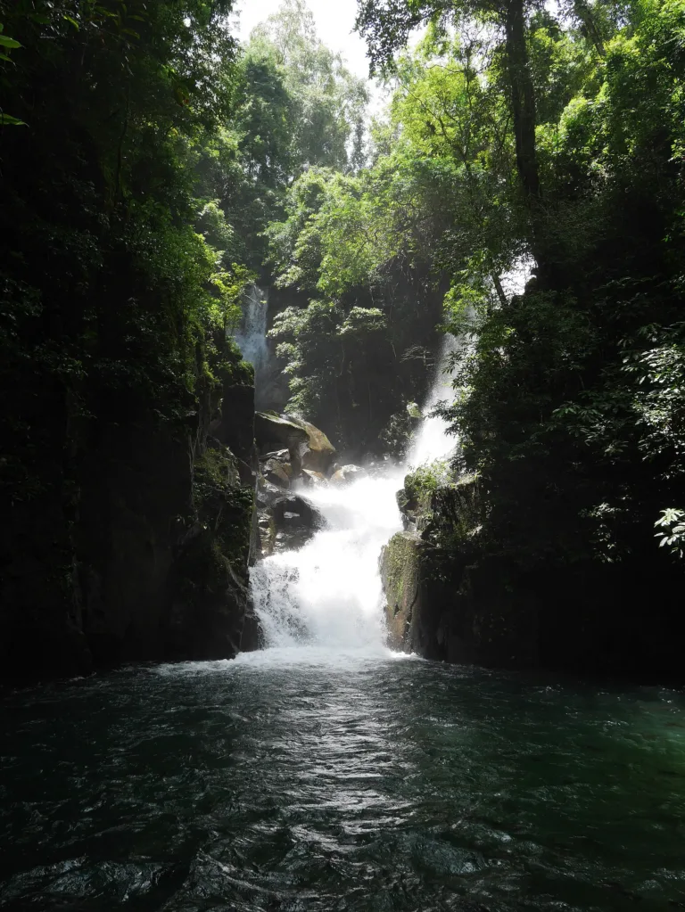 น้ำตกพลิ้วและแอ่งน้ำด้านล่าง (ภาพปี 2560)