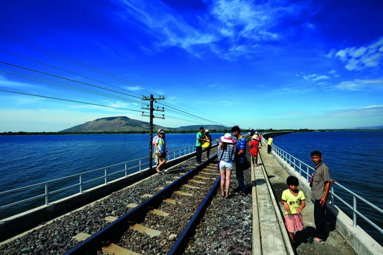 ทางรถไฟบนสันเขื่อน