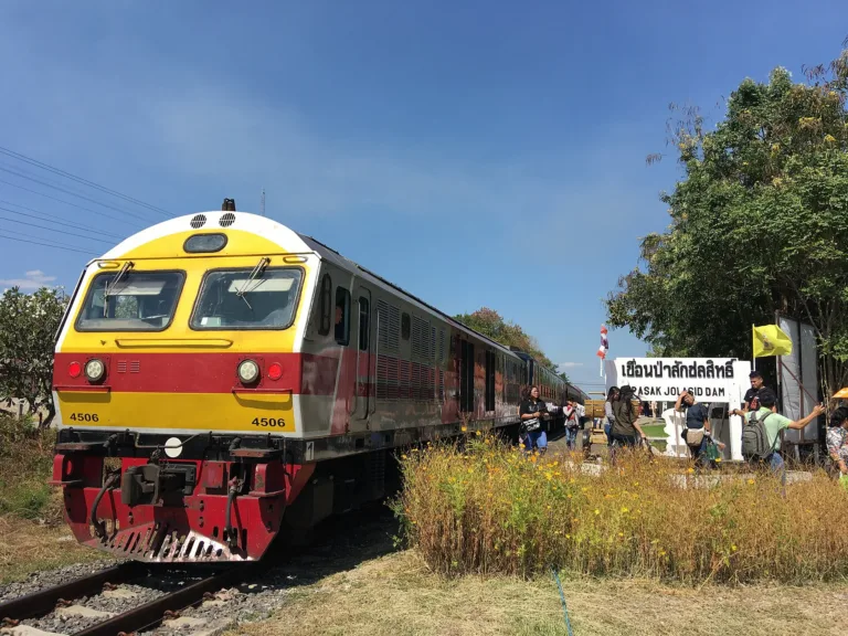รถไฟลอยน้ำ