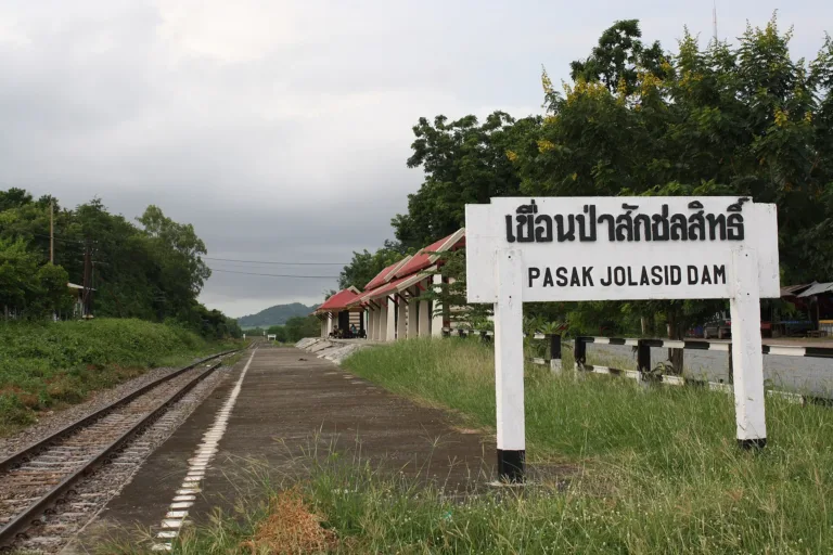 ป้ายหยุดรถไฟเขื่อนป่าสักชลสิทธิ์ (ปี 2554)