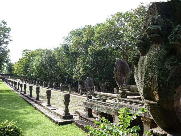 ทางดำเนินและสะพานนาคราชมุ่งสู่ปราสาทประธาน