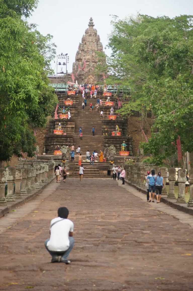ทางเดินเสานางเรียงสู่ตัวปราสาท (ปี 2557)