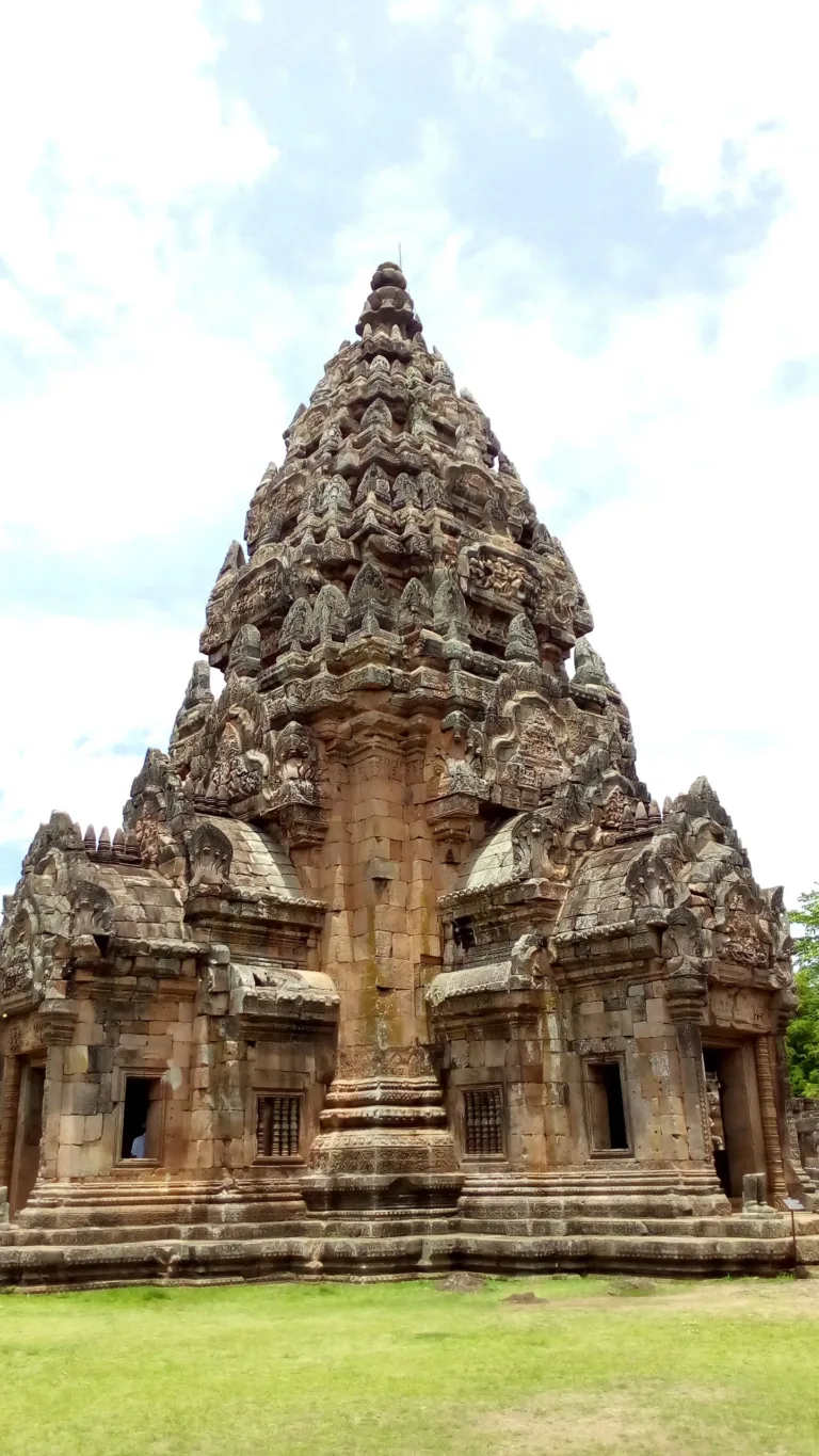 ปราสาทประธานหินทรายสีชมพู สูง 27 เมตร