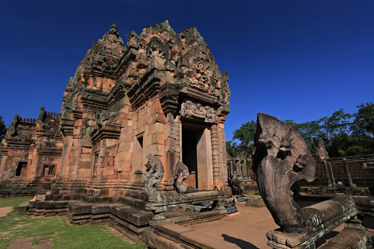 ทับหลังนารายณ์บรรทมสินธุ์เหนือประตูมณฑปด้านตะวันออก