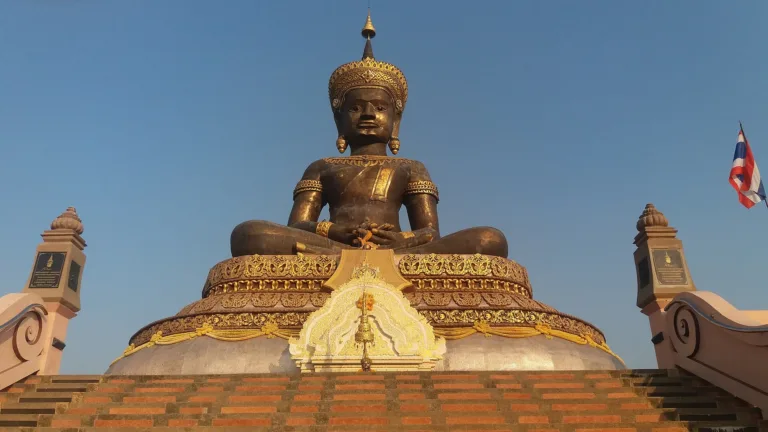 องค์พระมองจากด้านหน้า