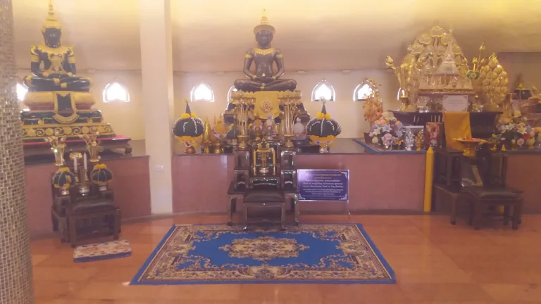 ห้องพระในฐานองค์พระ