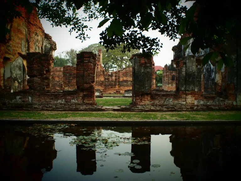 สระน้ำและซากอาคารในพระราชวัง