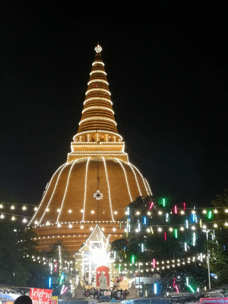 พระปฐมเจดีย์ประดับไฟยามค่ำ