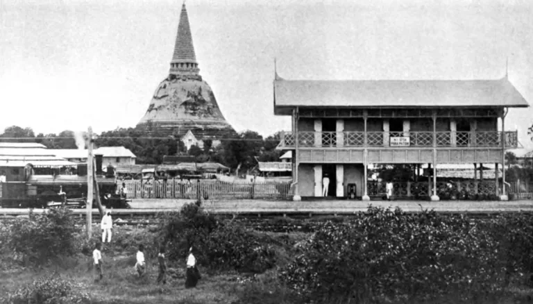 สถานีรถไฟนครปฐมกับพระปฐมเจดีย์ ราว พ.ศ. 2447