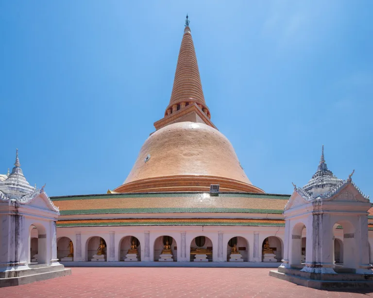 พระปฐมเจดีย์ยามกลางวัน