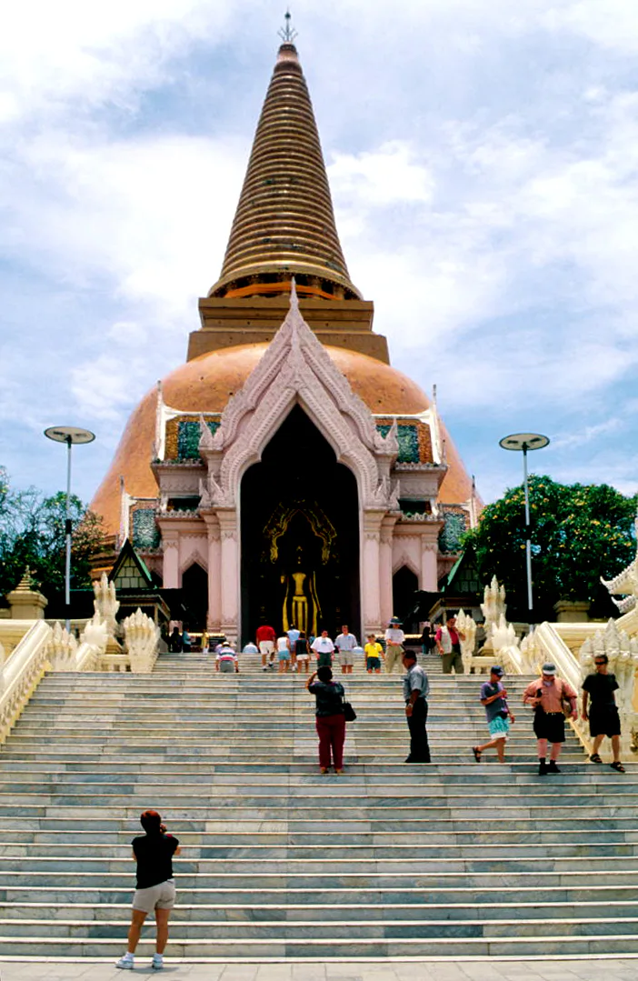 นักท่องเที่ยวที่วัดพระปฐมเจดีย์ พ.ศ. 2541