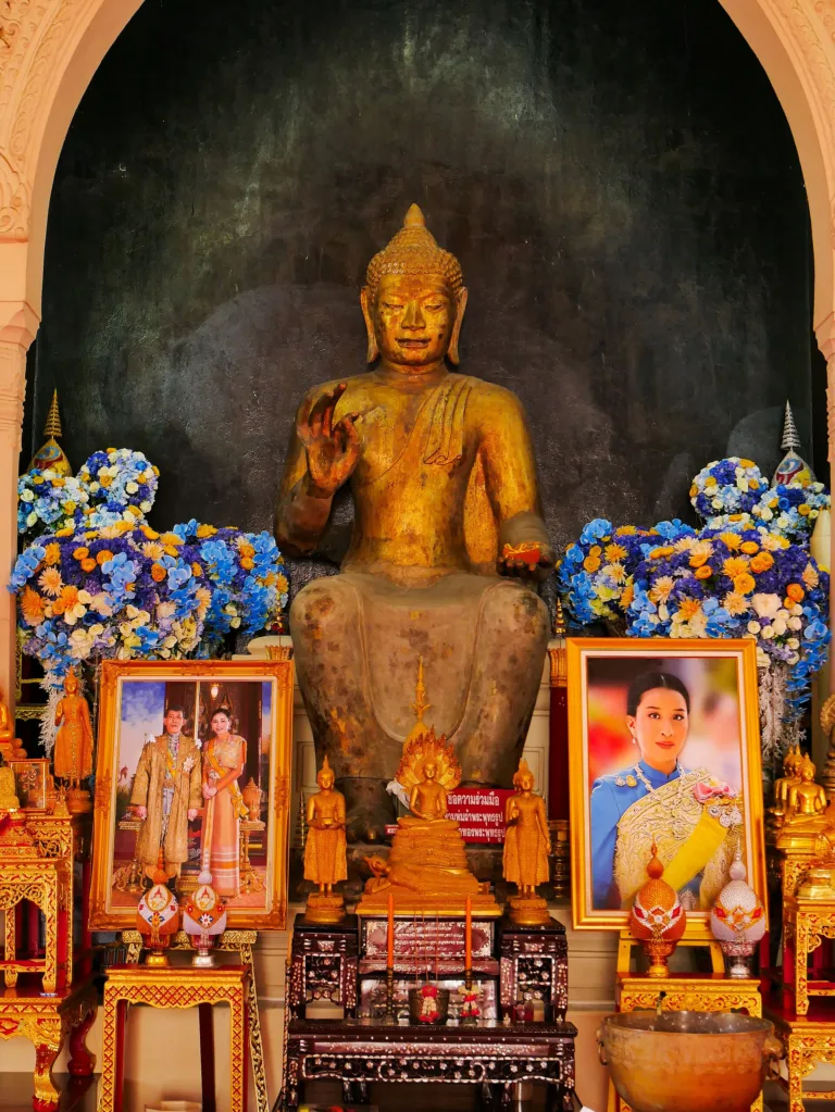 พระพุทธรูปยืนสีทองภายในวัดพระปฐมเจดีย์