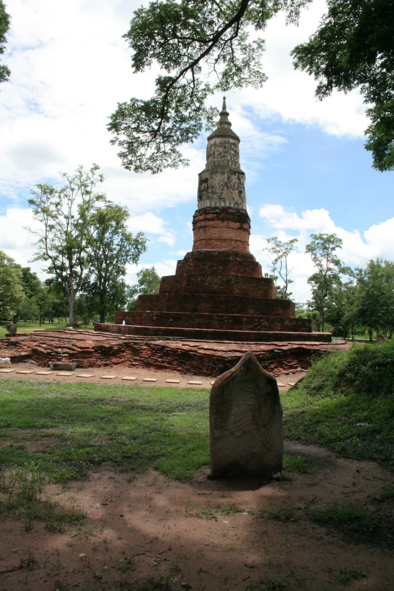 พระธาตุยาคู ฐานทวารวดีกับองค์เจดีย์แปดเหลี่ยมด้านบน (ปี 2553)