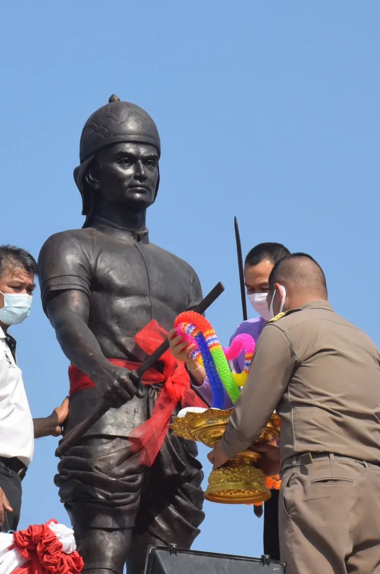ผ้าสีสักการะที่รูปปั้น (ปี 2564)