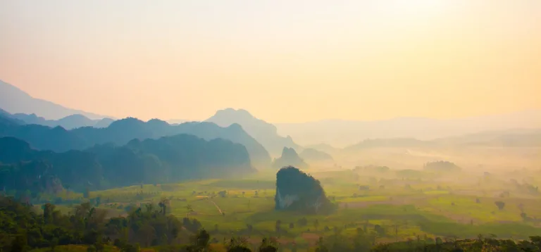 แสงเช้าเหนือหุบเขา