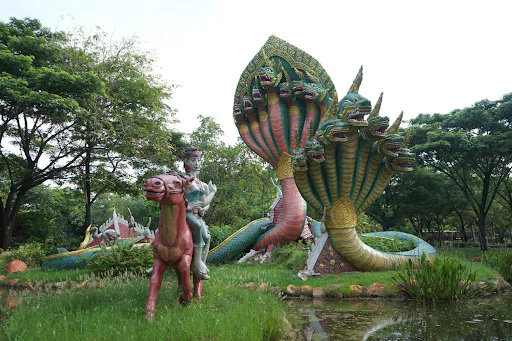 ประติมากรรมตำนานผาแดง–นางไอ่ ที่ผูกกับหนองหาน