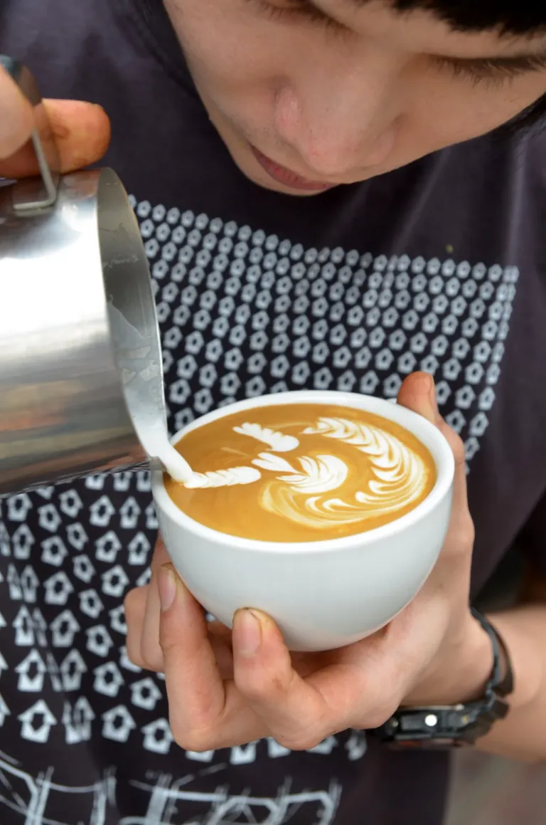 การเทนมแบบฟรีพัวร์ ที่ Doppio Ristretto เชียงใหม่ (ปี 2554)