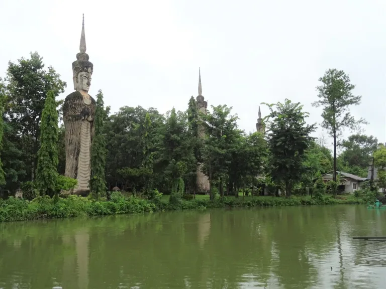 สระน้ำกลางอุทยาน
