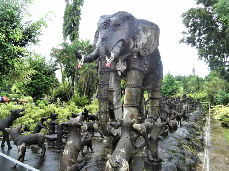 ช้างกับฝูงสุนัข