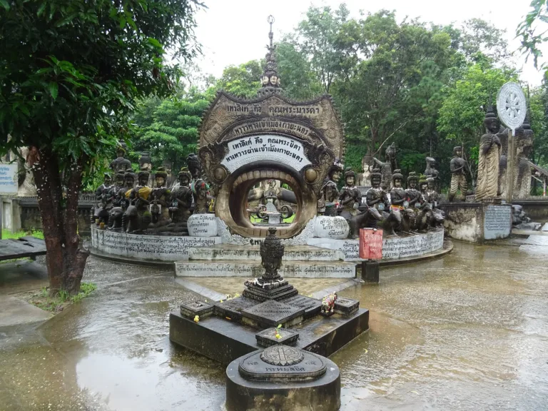 ทางเข้าวงล้อชีวิต ลานที่เล่าเรื่องวัฏสงสาร