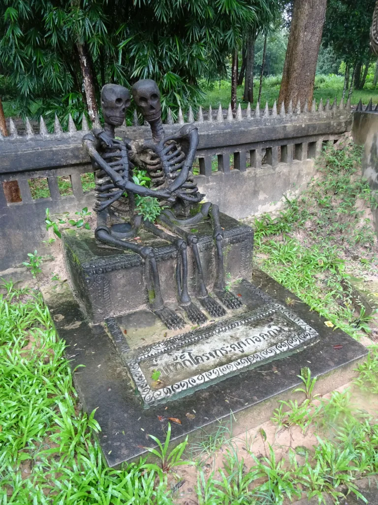 รูปปั้นในวงล้อชีวิต