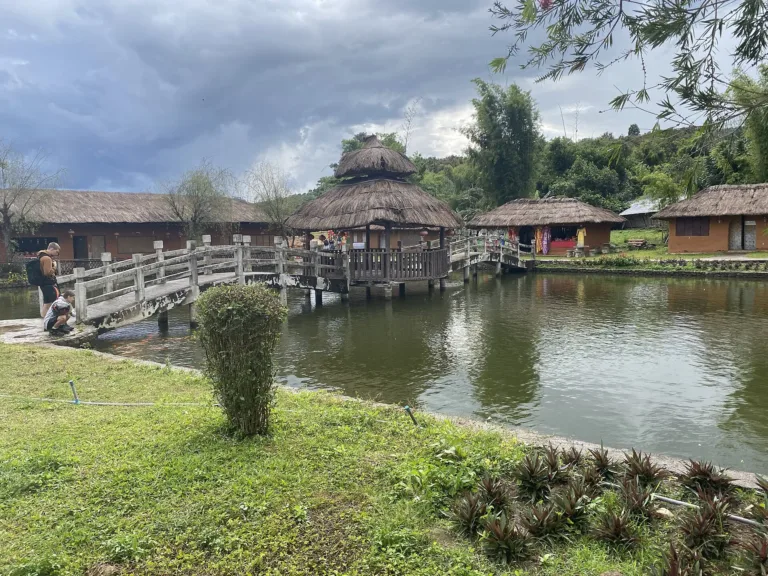 บ้านดินกับสะพาน