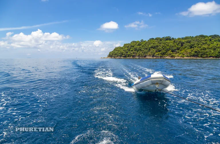 เรือเร็วแล่นในทะเลอันดามันแถบสุรินทร์–สิมิลัน