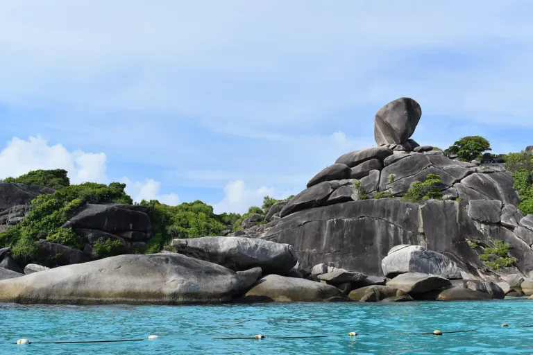 หินเรือใบ สัญลักษณ์ของเกาะแปด (เกาะสิมิลัน)