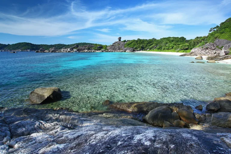 โขดหินกับน้ำใสริมหาด อุทยานแห่งชาติหมู่เกาะสิมิลัน