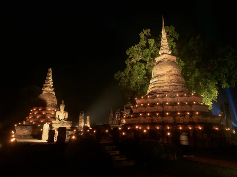 ลอยกระทงเผาเทียนเล่นไฟ