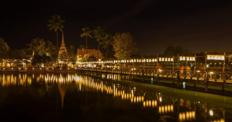 สะพานไม้สู่วัดตระพังทองยามค่ำ