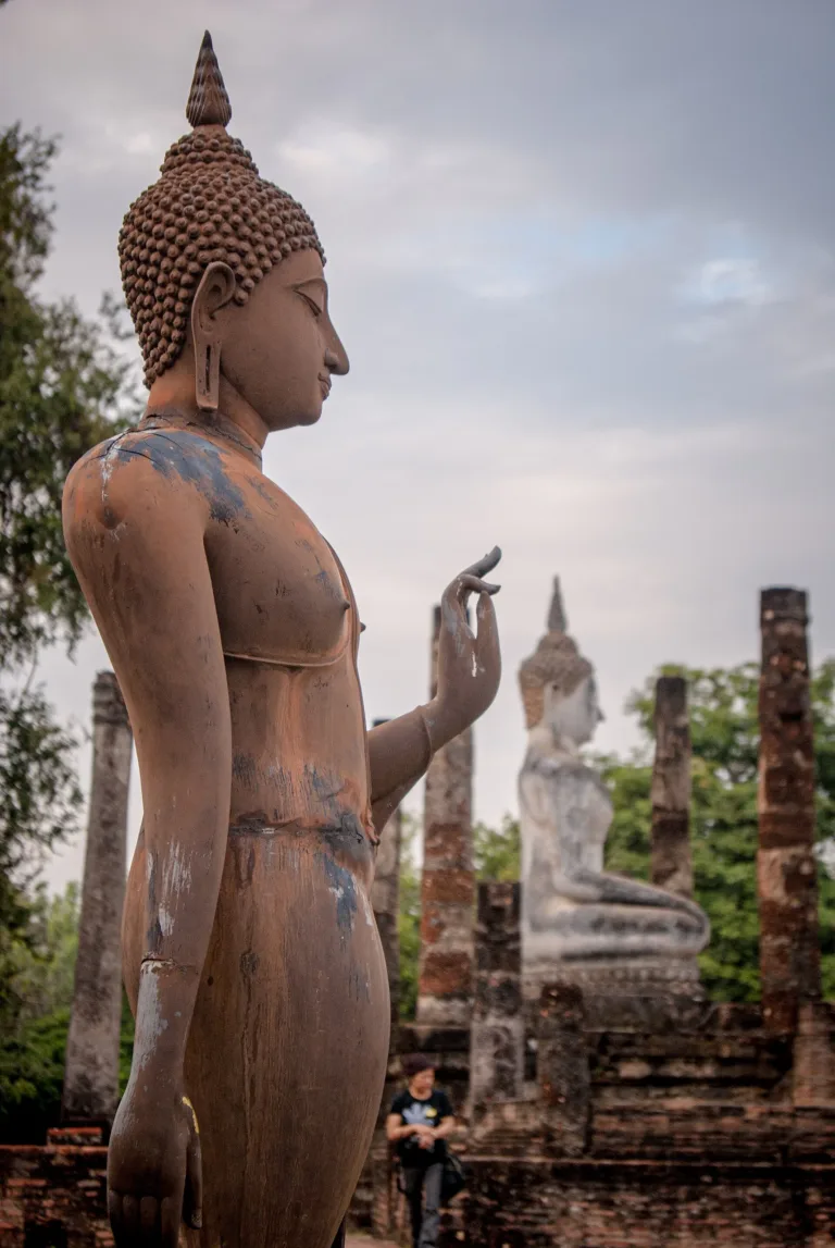 พระพุทธรูปยืนในวัดมหาธาตุ