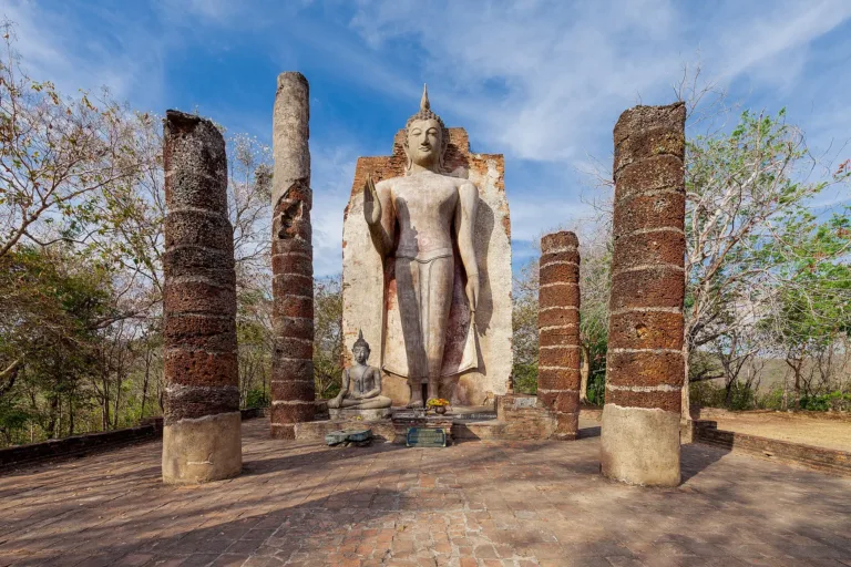 พระอัฏฐารสบนเนินวัดสะพานหิน