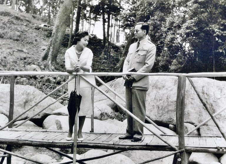 พระบาทสมเด็จพระเจ้าอยู่หัวรัชกาลที่ 9 และสมเด็จพระนางเจ้าสิริกิติ์ เสด็จนราธิวาส พ.ศ. 2502