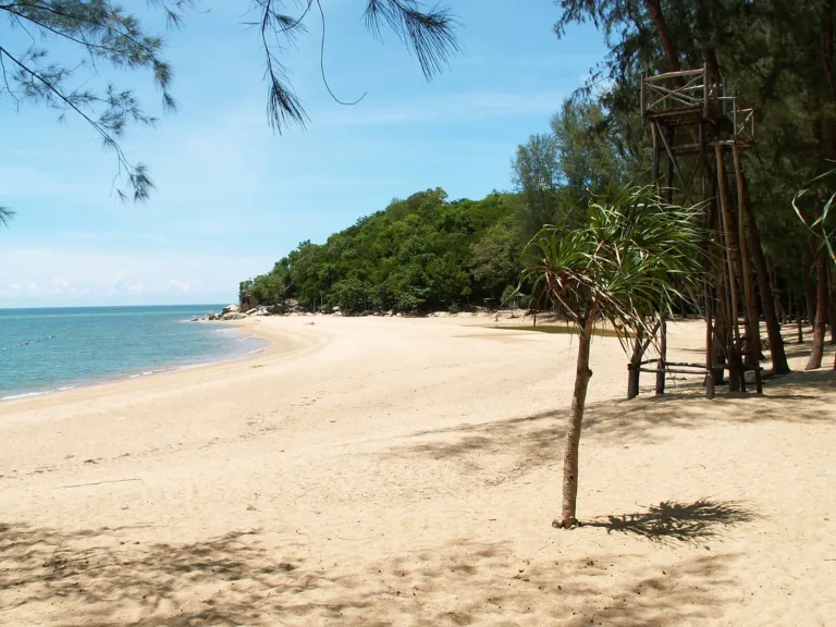 หาดอ่าวมะนาว ใกล้พระตำหนัก