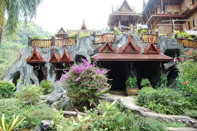 สวนหน้าอาคารวัด (ปี 2552)