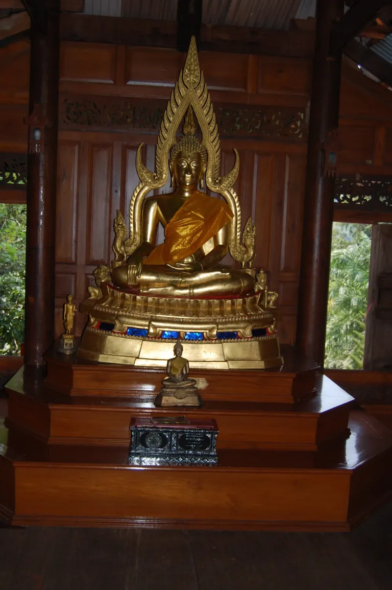 พระพุทธรูปในวัด