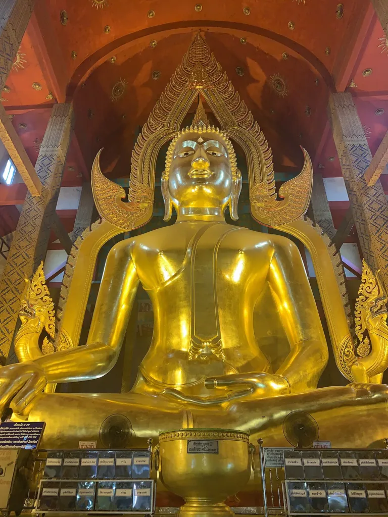 พระพุทธรูปองค์ใหญ่ในวิหาร