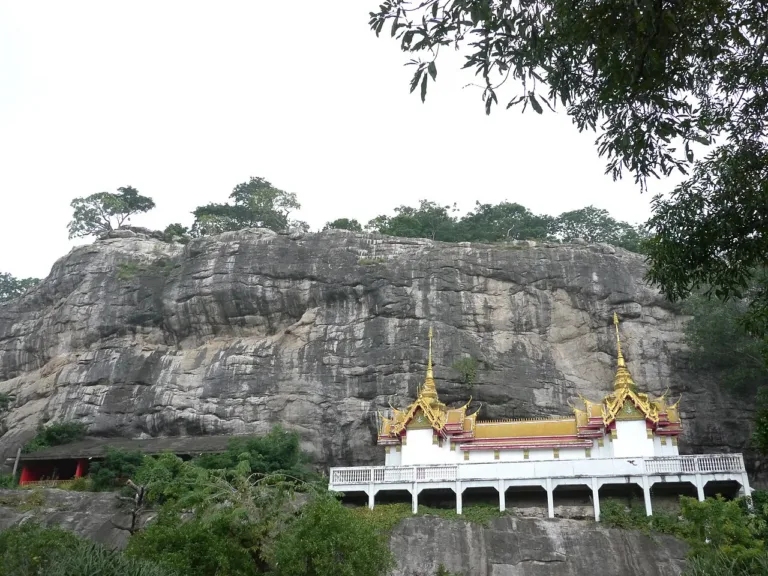 มณฑปพระพุทธฉายใต้หน้าผา