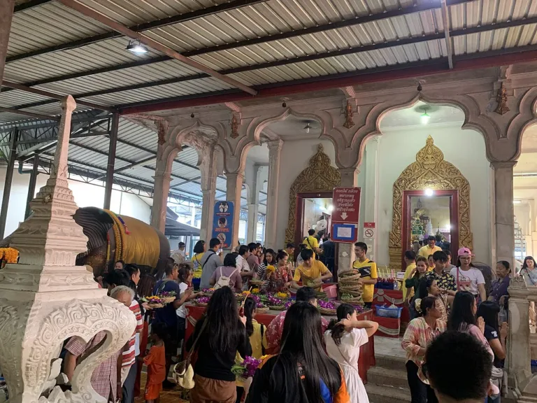 ผู้คนมากราบไหว้ขอพรภายในวัด (ปี 2562)
