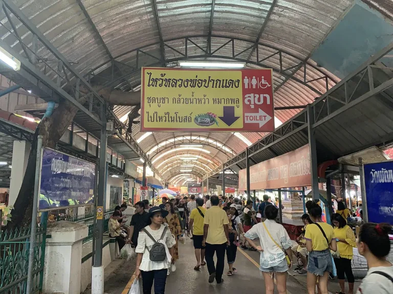 ทางเดินและแผงร้านค้าภายในวัด (ปี 2562)