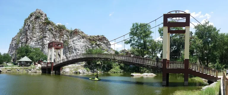 สะพานแขวนข้ามบึงในอุทยานหินเขางู (ปี 2560)